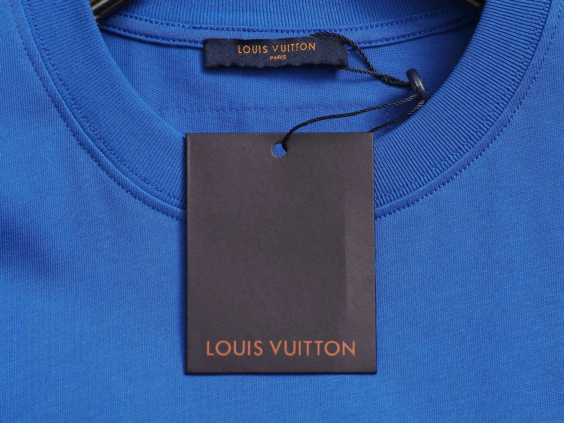 🅿️170 LouisVuitton/Louis Vuitton Foam printed T-shirt short sleeves High quality🔥High version Super iconic brand logo printing pattern The original printing is reproduced one to one, using imported puree and graffiti craftsmanship. The fabric is made of pure combed cotton. It is fresh and comfortable to match with sports shoes. Suitable for shopping and dating. When layered, it looks like a blogger. Low-key and tasteful. Original fabric 260g double yarn with high weight, 100% combed cotton, custom-woven and dyed with no color difference, no pressure in and out of the counter, through-shoulder strapping process, increased washing life of clothes, no deformation, high version digital printing process, no fading, bright colors, the same style as Internet celebrity stars, regardless of age, body shape or gender, super eye-catching, very fashionable ❤️❤️, very comfortable in hand, super texture, fashionable and individual, super versatile and good-looking, a must-have for everyone Better match for couples. Hang tag, collar label, washed wheat, all three labels are complete! ! Loose fit, same style for men and women Color: black/white/color blue Size: XS S M L